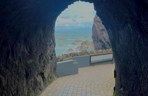 Hele Apartment | ILFRACOMBE - STUNNING SEASIDE 2 BED FIRST FLOOR APARTMENT WITH SEA FRONT VIEWS.