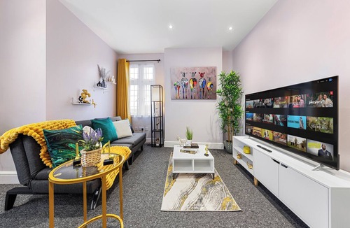 High Barnet Apartment | Immaculate 2-Bedroom London Flat | King Bed | Sleeps 6 | Parking Available