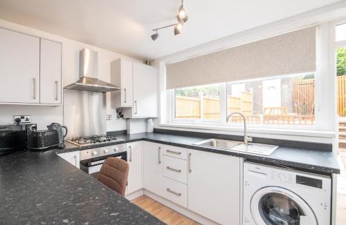 The Westside House | Immaculate 4 bed house with free parking