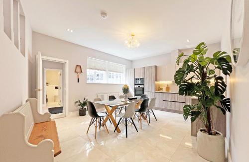 Windsor Villa | Incredible Luxury Windsor Long Walk 4 Bedroom Home With Free Driveway Parking