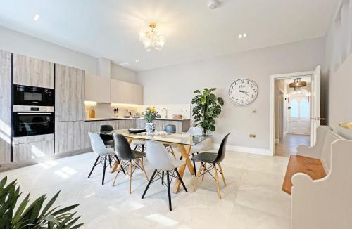 Windsor Villa | Incredible Luxury Windsor Long Walk 4 Bedroom Home With Free Driveway Parking