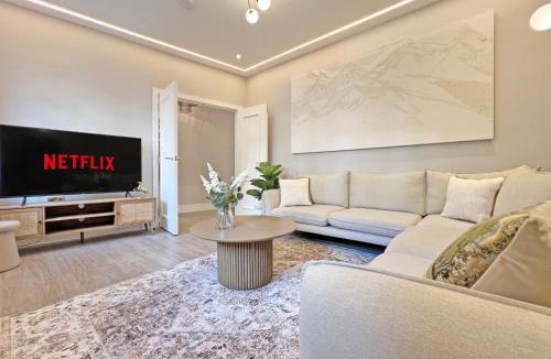 Windsor Villa | Incredible Luxury Windsor Long Walk 4 Bedroom Home With Free Driveway Parking