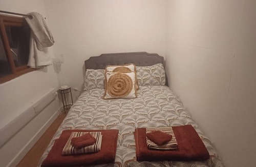 Pontypridd Cabin | Inviting 1-Bed Cottage in Pontypridd