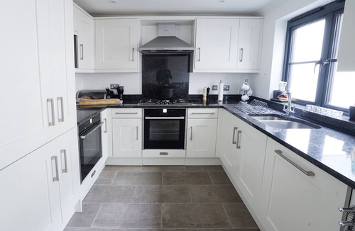 Cowes House | J House-Sleeps 12-4 Bath-Roof Terrace-Cowes Centre