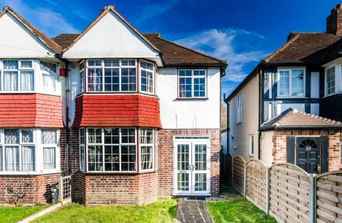 Grove Park Apartment | Jevingtons House Peaceful 3 bed home Ideal for Groups Contractors Weekend get aways Free parking garden and WiFi