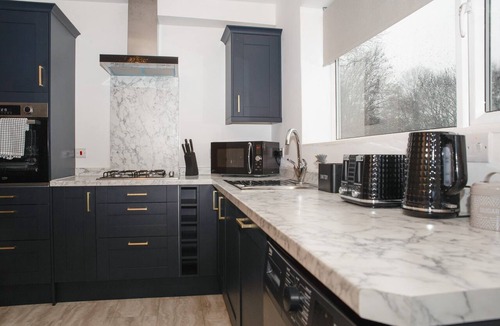 Peterborough Apartment | K Suites - Modern 2 bedroom Apartment for 6 pax w/free parking