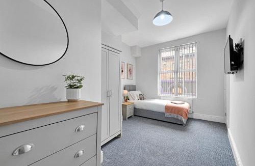 Prescot House | Kemble House - Spacious 5 Bedroom - Sleeps 10
