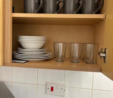 Kettering House | Kettering Service Accomodation 2BRH FreeParking Wifi Smart TV Tea & coffee