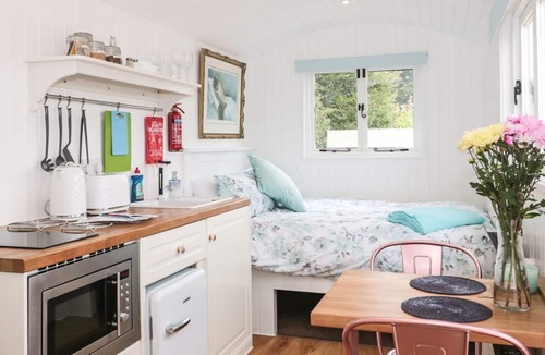 Ibsley Cottage | KOOKABURRA, romantic, character holiday cottage in Ringwood