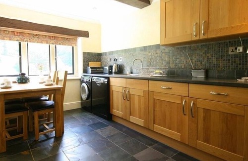 Cranham Cottage | LAKESIDE COTTAGE, family friendly, with open fire in Painswick