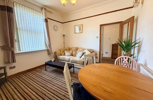Seisdon House | Large 5-Bed Home with 2 Baths Free Parking
