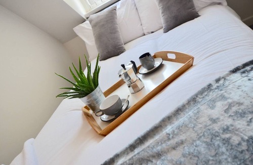 Wolverhampton House | Large 5 Bed House /Wolverhampton + Parking