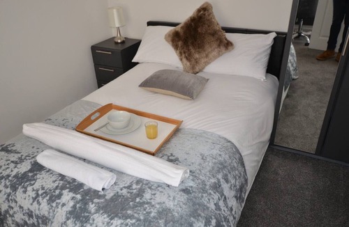 Wolverhampton House | Large 5 Bed House /Wolverhampton + Parking