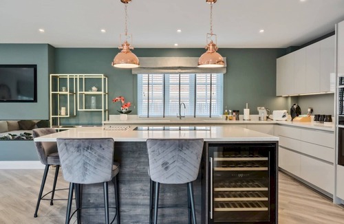 Fetcham House | Large Comfortable & Private Home in Fetcham - Pass the Keys