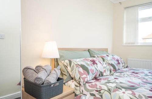 Luton Bed & Breakfast | Large Contractor Stay 6 Bedrooms with Parking