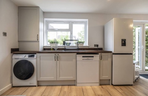 Bourton-on-the-Water Cottage | Large Cottage - Studio Bourton - Sleeps10 - Garden
