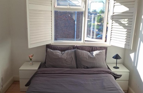 Bellingham House | Large Double Room with Own Bathroom and Free Parking