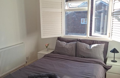 Bellingham House | Large Double Room with Own Bathroom and Free Parking