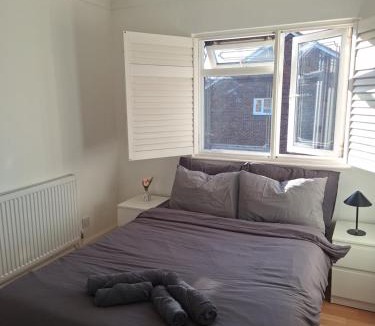 Bellingham House | Large Double Room with Own Bathroom and Free Parking