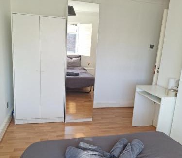 Bellingham House | Large Double Room with Own Bathroom and Free Parking