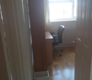 Aldershot House | Large double room or single room with shared bathroom