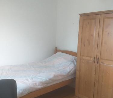 Aldershot House | Large double room or single room with shared bathroom