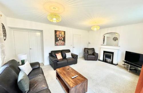 Ashford House | Large Home with secure parking, lovely Evergreen House in Ashford