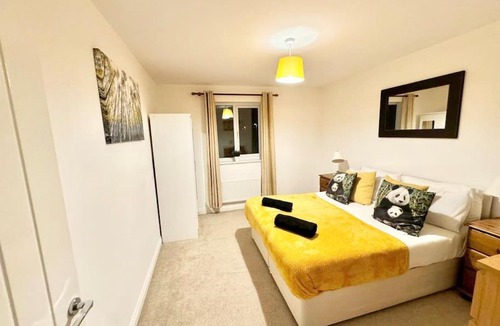 Ashford House | Large Home with secure parking, lovely Evergreen House in Ashford