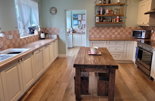 East Tuddenham House | Large modern 5 Bed Detached Home with fire pit & off road parking for 4 cars.