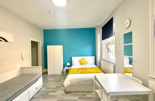 Euston Apartment | Large modern studio apart