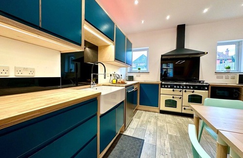 Winton House | Large NEW 8 bedroom house Sleeps 20 Accepts Groups