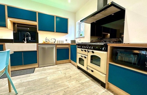 Winton House | Large NEW 8 bedroom house Sleeps 20 Accepts Groups