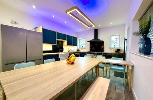 Winton House | Large NEW 8 bedroom house Sleeps 20 Accepts Groups