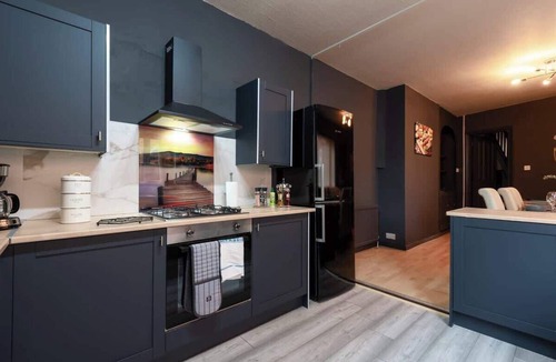 Hull House | Largest Spacious 5 Bed Home w/Garden & Games Parking near Hull Uni