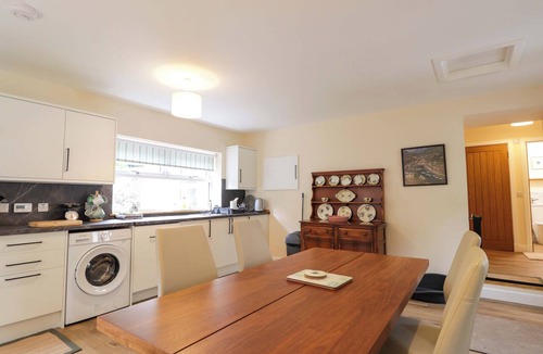 Strathpeffer Cottage | LAUNDRY COTTAGE, pet friendly, with open fire in Strathpeffer