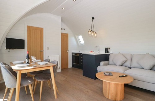 Newent Cabin | Leadon View Oak rural Upleadon