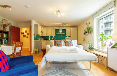 Newhaven Apartment | Leafy Leith 2BDR Retreat with a Private Balcony