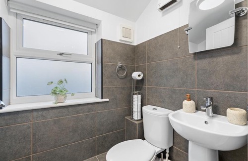 Andover Apartment | Light & Bright - Town Centre - Sleeps 4 - Netflix - Smart TV's By Teza Homes Serviced Accommodations