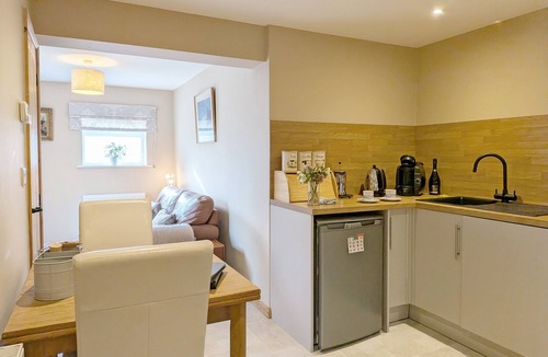 Chichester Cottage | Little Bridges - keeps 2 guests in 1 bedroom