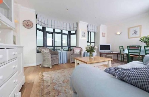 Ramsgate Apartment | Little Ships- Cosy retreat with harbour views