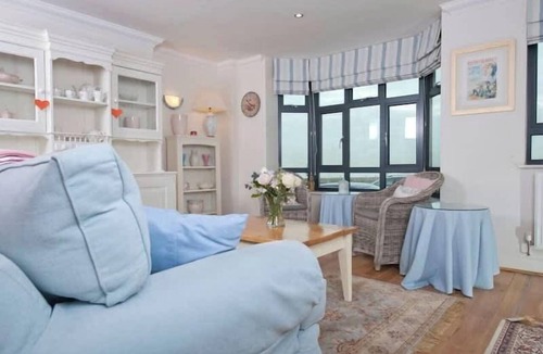 Ramsgate Apartment | Little Ships- Cosy retreat with harbour views