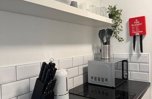 Everton Apartment | Liverpool Studio: Parking, WiFi & City Access