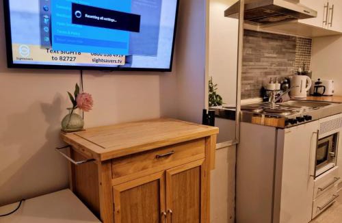West Molesey Apartment | Loft Flat, nr Hampton Court Palace, Free Street Parking