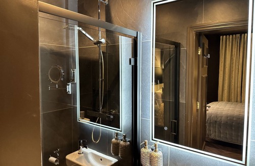 Haggerston Apartment | London Studio Flat, Double Bed, En-suite Bathroom & Kitchenette.