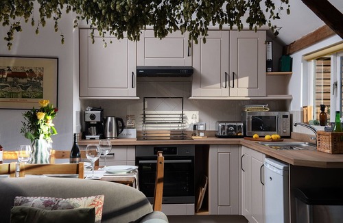 Ledbury Cottage | Long Barn - sleeps 5 guests in 2 bedrooms