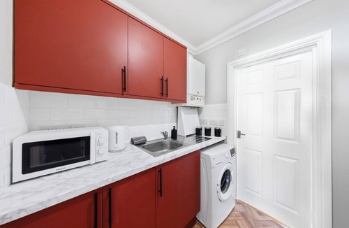 Gravesend Apartment | Long Stay Ready | King Bed | Kitchen | WiFi | Town