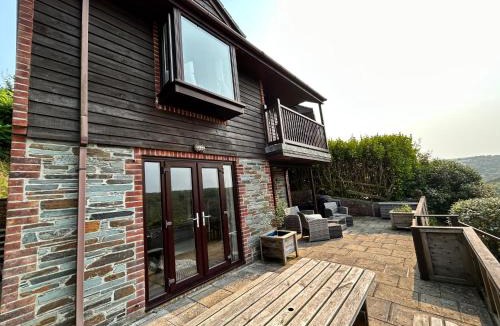 Looe House | Looe, Cornwall, couples, families, quiet location, views, reliable Wi-Fi, 3 bed LANGUNNETT COTTAGE