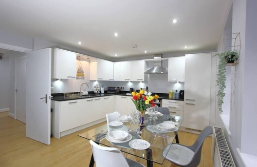 Reading City Centre Apartment | Lovely 2 Bed 2 Bath Flat & Parking by CozyNest