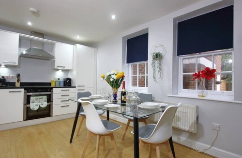 Reading City Centre Apartment | Lovely 2 Bed 2 Bath Flat & Parking by CozyNest