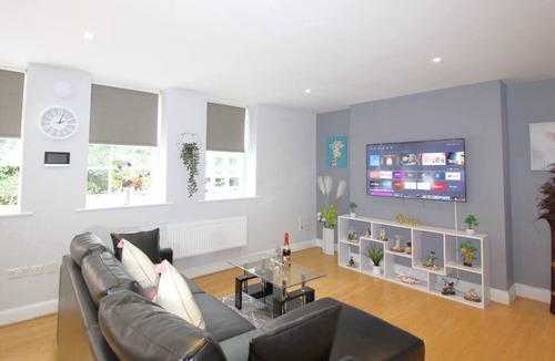 Reading City Centre Apartment | Lovely 2 Bed 2 Bath Flat & Parking by CozyNest